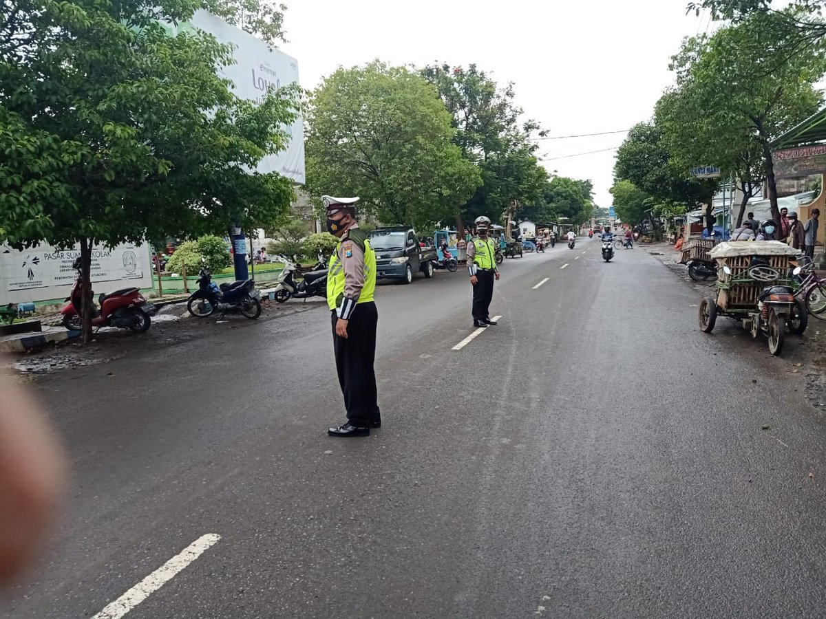 LantasSitubondo's tweet photo. 06.30 Wib. Pelayanan pagi kepada pengguna jalan di depan Pasar sumberkolak Kec Panarukan, arus lalu lintas lancar, hati hati jalan licin.
#ntmcpolri
#rtmcjatim
#polantasindonesia
#JawaTimurBangkit
@IndahCf2009 https://t.co/SdXDemqkiY