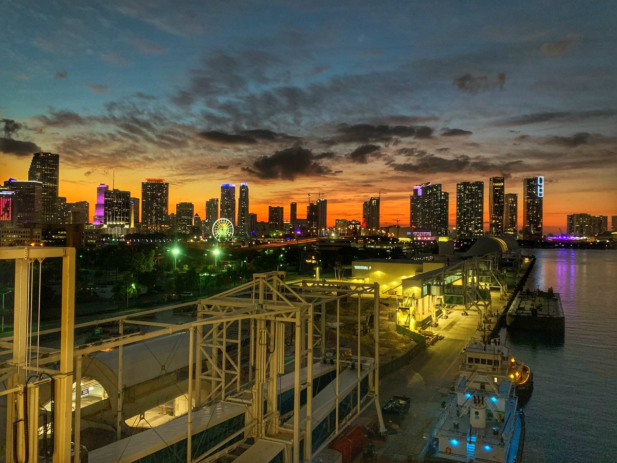 dcovic02's tweet image. Miami tonight.