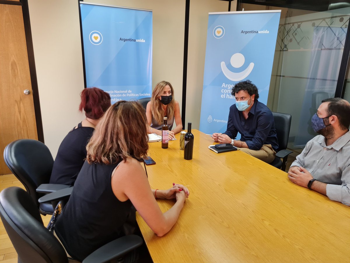 CNCPS_oficial's tweet photo. Nos reunimos con con representantes de la Mesa de Economía Social y Popular (#MESyP), para trabajar sobre posibles articulaciones que fortalezcan la producción regional en el marco de #MercadosMultiplicAR
#ArgentinaUnida https://t.co/E5GOaOa9ep