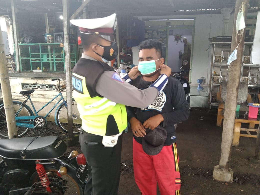 LantasSitubondo's tweet photo. Ayo pakai masker..

Tetap semangat kampanyekan protokol kesehatan dan bagikan masker kepada warga tanjung kamal Kec.Mangaran Situbondo.
#ntmcpolri
#rtmcjatim
#JawaTimurBangkit 
#patuhiprotokolkesehatan
@IndahCf2009 https://t.co/KZR8UMaMpu