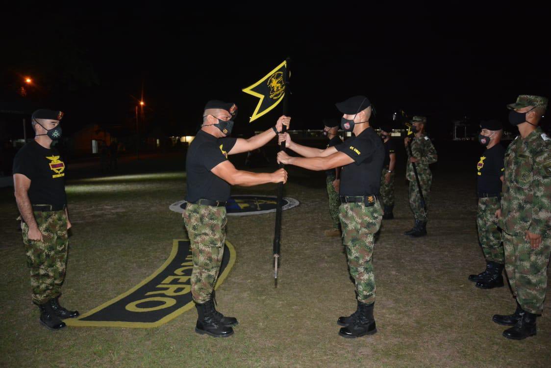 ejercito_cedoc's tweet photo. Con la entrega del banderín, un personal de las @FuerzasMilCol pasa a ser alumno de los cursos de Lanceros 470 y 471, donde estarán bajo la exigencia y el rigor para consagrarse como Lanceros de Colombia y el mundo. !Éxitos a todos! https://t.co/fncGmH7yMn