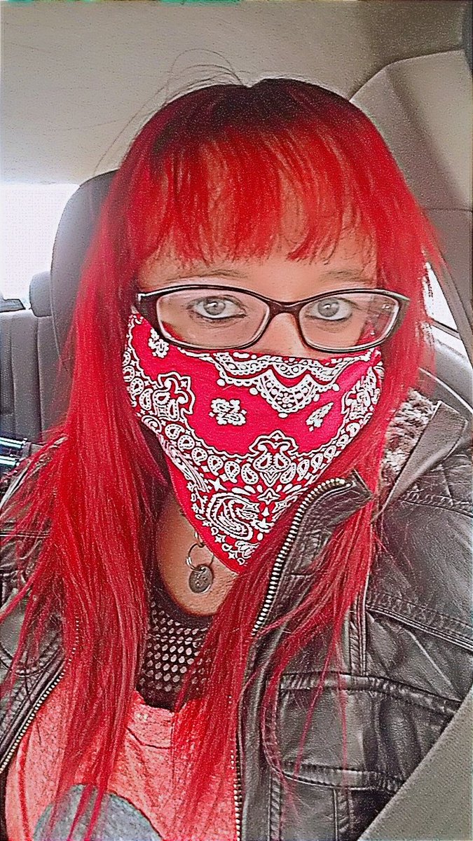 VampireQueen031's tweet photo. #bossbitch #bossbabe #gangstagirl #redbandana #reina https://t.co/UPjxxJIJf9