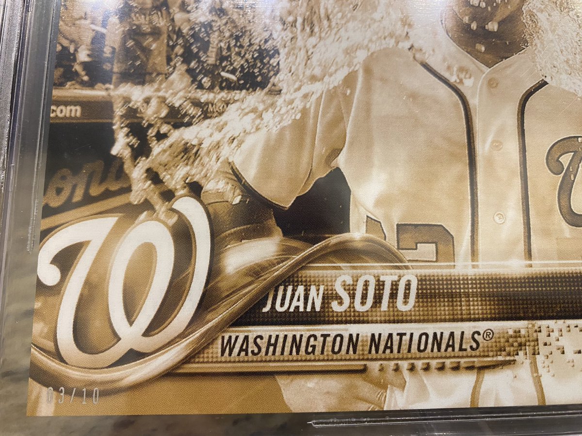BigErmis33's tweet photo. Big mail day! These 5x7 Juan Soto SSP are a welcome addition! Base /50 and Gold /10. #gatorade #juansoto #2018ToppsUpdate @CardPurchaser https://t.co/r7hCaCOz7b