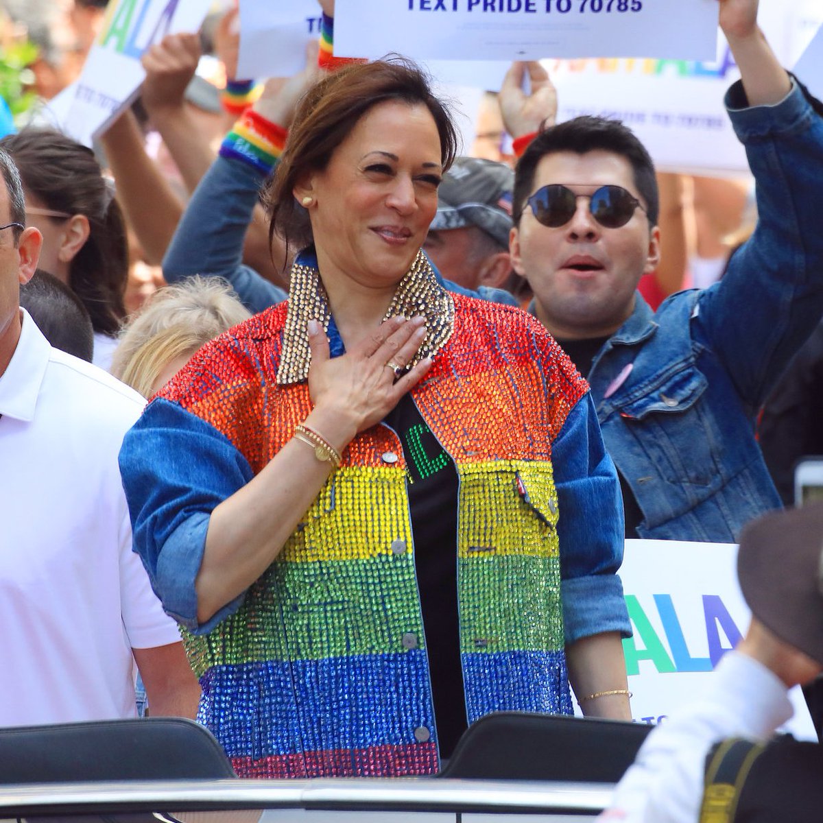 In honor of our first female Vice President,  @closethegapCA presents: Kamala Harris as feminist books, a thread: