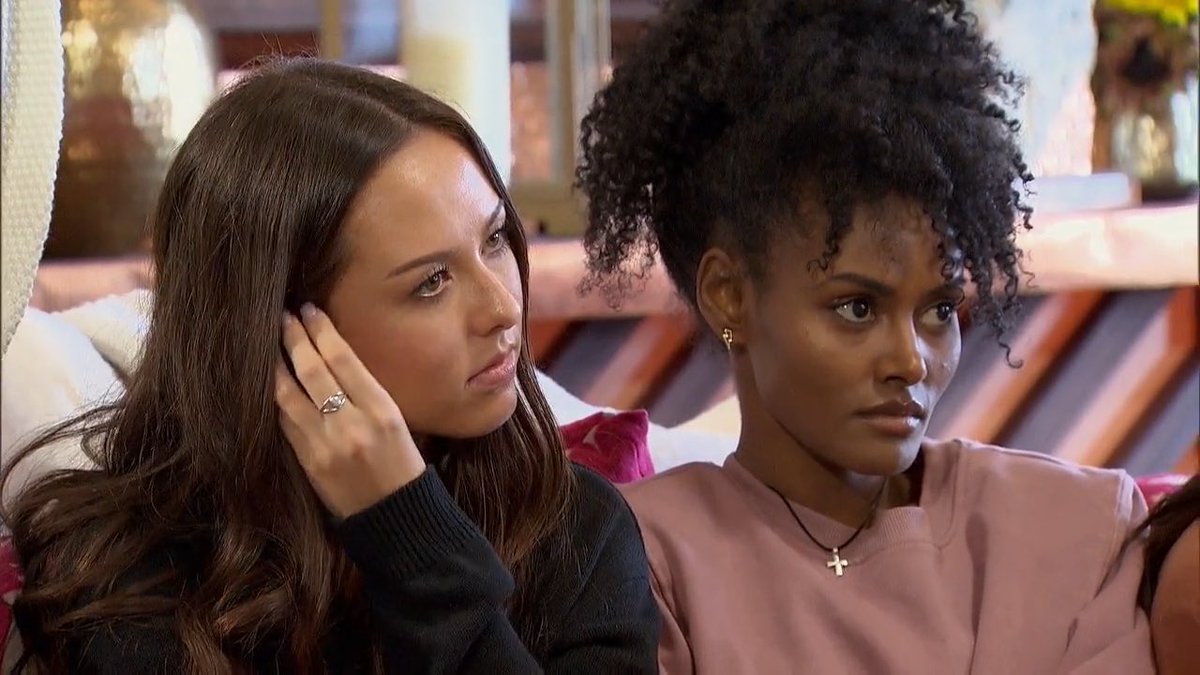 BachelorFantake's tweet photo. Dear Bachelor editors. Please spend more time tonight focusing on this beautiful friendship and less on Victoria. Thank you.

#TheBachelor https://t.co/Ou1vU1A2e9