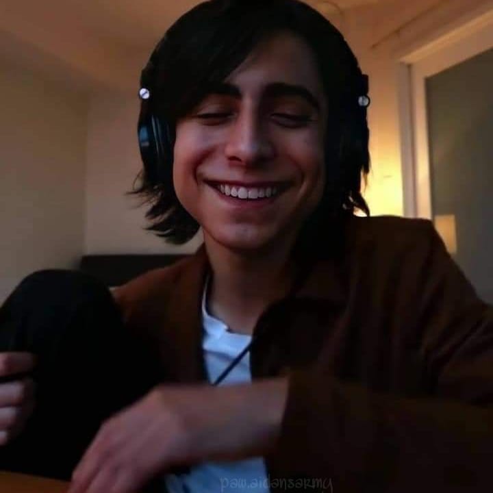 Pauwu22's tweet photo. @SmileHD7 @AidanRGallagher https://t.co/X0DSDZLf7n
