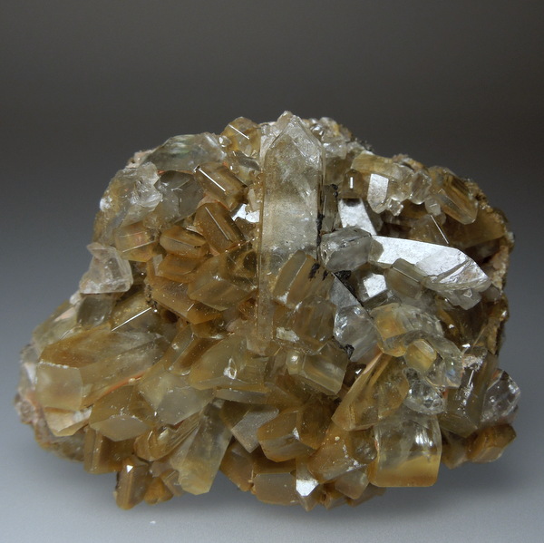 RandG_official's tweet photo. The #MineralOfTheWeek, barite/baryte, appears in hydrothermal mineral deposits, such as in hot springs, and it ranks at 3.5 on the Mohs Hardness scale. The specimen featured was extracted from the Clara Mine in Germany. Luciana Barbosa offers it through https://t.co/fDriJkduPb. https://t.co/MmyEixgoqN