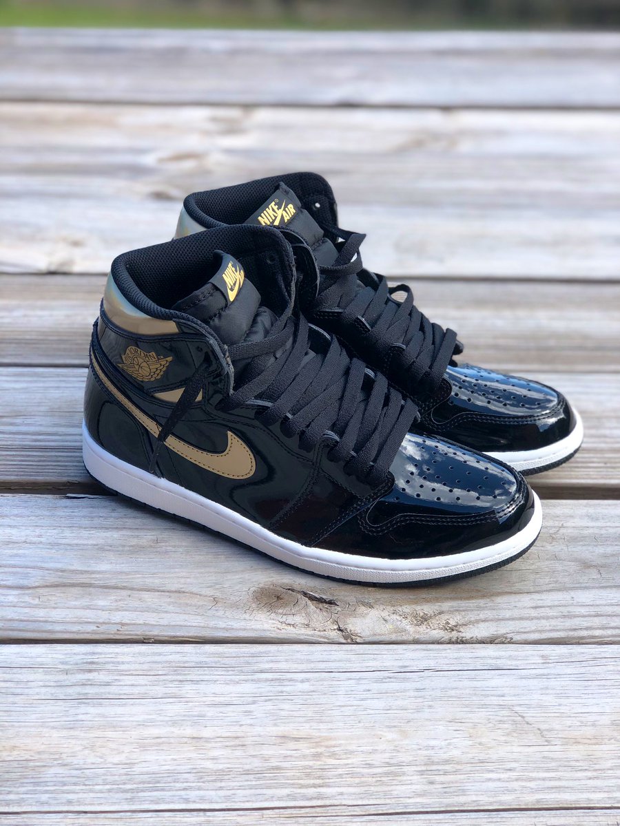 ChinCustoms's tweet photo. Paying homage to the 2013 release of the Jordan 1 retro Black &amp; Gold I dumped the black midsole and painted it white to brighten the colour way a tad bit #ChinCustoms https://t.co/orEkIYmcYC