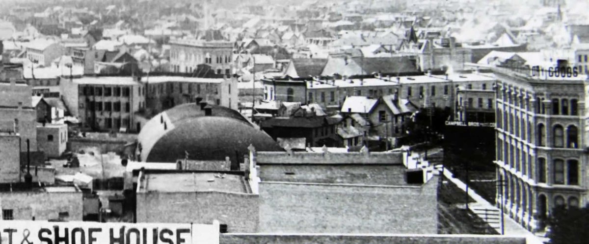 A couple photos from  @MBHHOF of Winnipeg’s first two main hockey arenas.McIntyre Arena on Albert Street in the early 1890’s. The recognizable Telegram Building (1882) at McDermot on the right.Circa 1915 view of Winnipeg Auditorium on Garry Street, seen from Fort Garry Hotel.