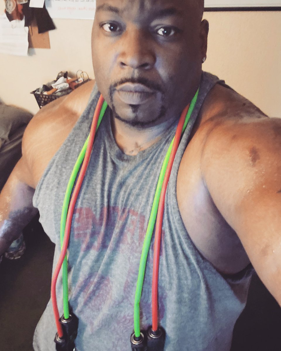 MrJayWashington's tweet photo. Back at it again, 1st workout of the week &amp; of the day. #UpperFocus of #FocusT25  gotta push past any pain &amp; limitations there may be. Thank goodness the pre workout has me somewhat awake. #SuperVillainStatus #MrMirakuru #focused #driven #determination https://t.co/DufxMBWbS3