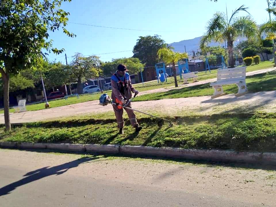 SsPublicosLR's tweet photo. Desmalezado y limpieza en la avenida Santa Rosa desde transporte Chilecito hasta la Escuela de Gestión Comunitaria. https://t.co/8qpAgIEHLx