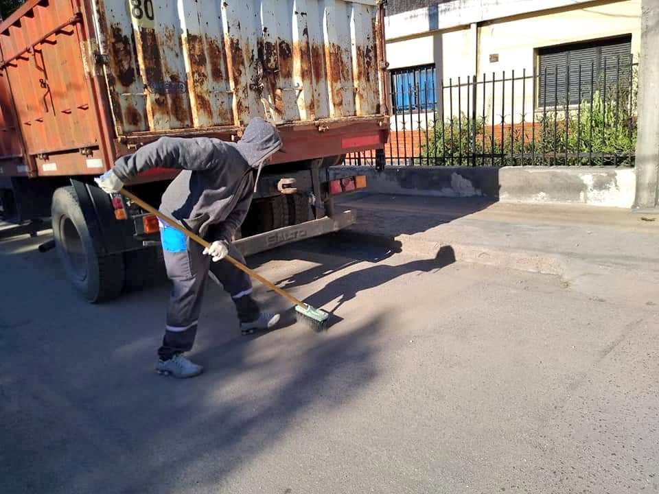 SsPublicosLR's tweet photo. Desmalezado y limpieza en la avenida Santa Rosa desde transporte Chilecito hasta la Escuela de Gestión Comunitaria. https://t.co/8qpAgIEHLx