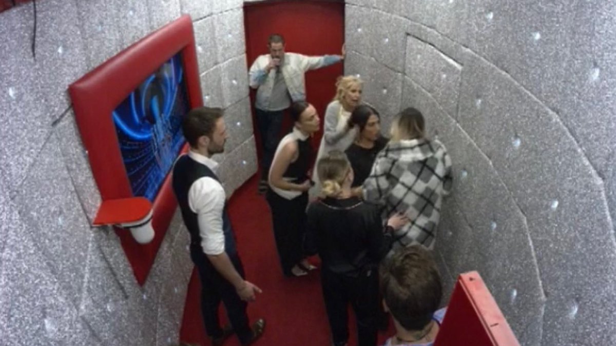 Resili3nt2's tweet photo. Quando dopo mesi di quarantena non sopporti più i tuoi familiari e vuoi violare i DPCM #GFVIP https://t.co/6imCbRDKT1