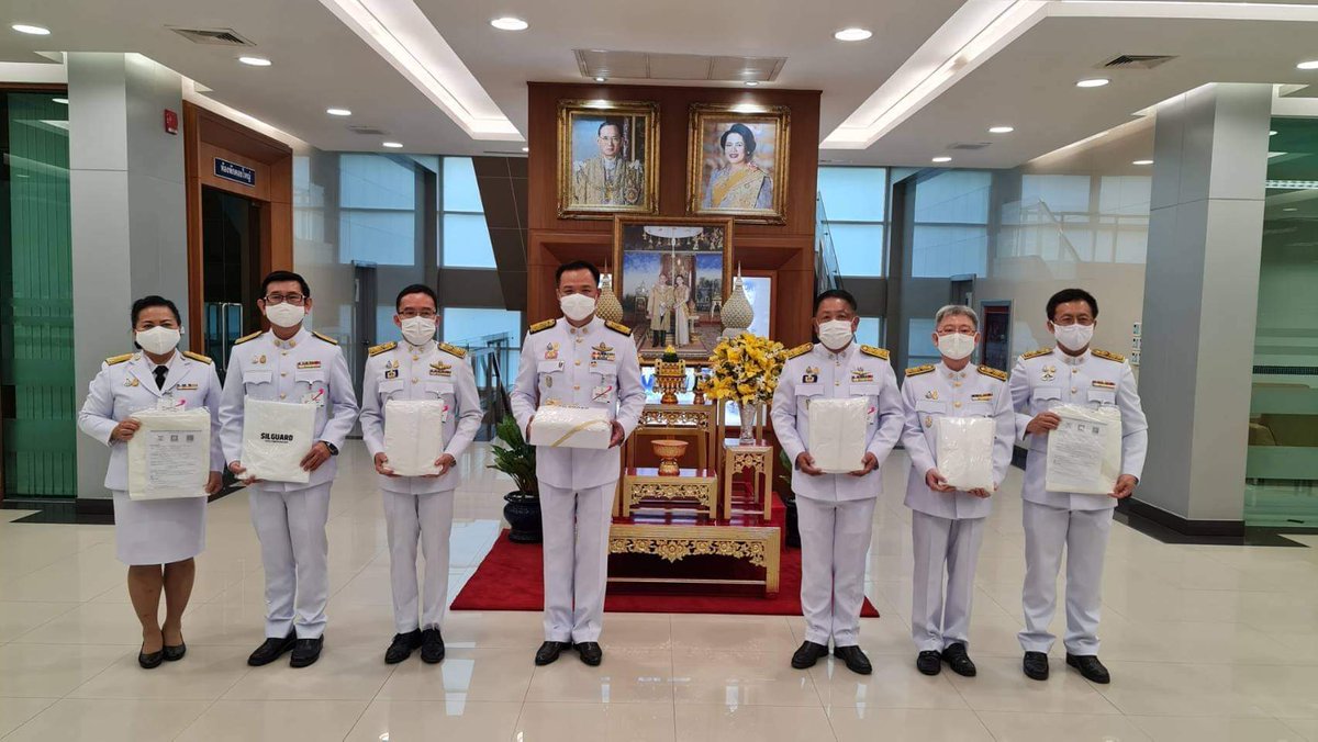 ThanawatLive's tweet photo. 📍 13:20 พระบาทสมเด็จพระเจ้าอยู่หัว และสมเด็จพระนางเจ้าฯ พระบรมราชินีพระราชทานชุด PPE เวชภัณฑ์ป้องกันแก่บุคลากรทางการแพทย์ เพื่อใช้ในการทำงานควบคุมโรค จำนวน 700,000 ชิ้น แก่นายอนุทิน ชาญวีรกูล รมว.สาธารณสุข https://t.co/iYeVJTQpvb