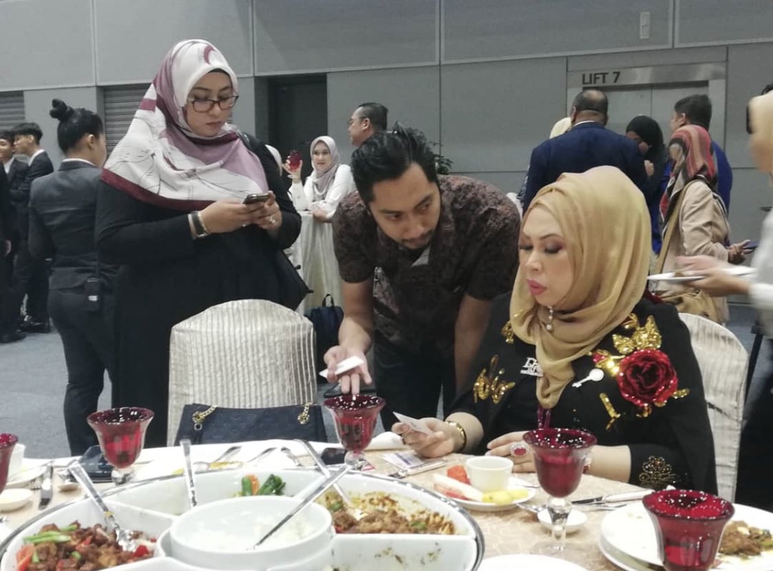 Menjadi pengamal media ini best+ mencabar, macam2 info kita dapat & jumpa pelbagai ragam manusia. Ingatlah, kita adalah penulis sejarah negara walau siapa pun yang memerintah. Selamat maju jaya!