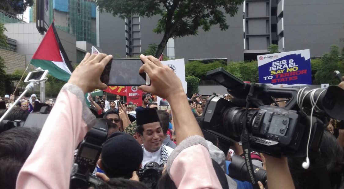 Menjadi pengamal media ini best+ mencabar, macam2 info kita dapat & jumpa pelbagai ragam manusia. Ingatlah, kita adalah penulis sejarah negara walau siapa pun yang memerintah. Selamat maju jaya!