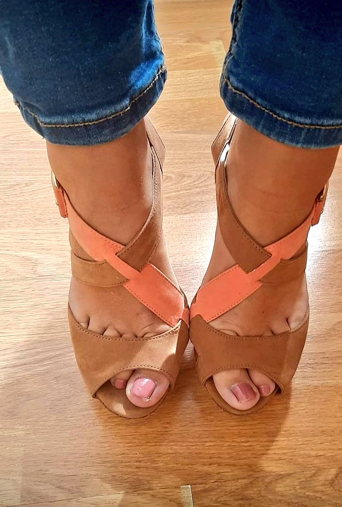 PiesitosL's tweet photo. Señoras con pies ricos en el trabajo 🥵😍🔥🔥.#feet #feetlovers #feetadict #fetishfashion #feetlovers #feetpics #sandals #barefoot #teenfeet #girlsfeet #pies #voyeur #milf #culo #sandals #milffeet #teen #fetiche #feetfetish https://t.co/ygQc00foqT