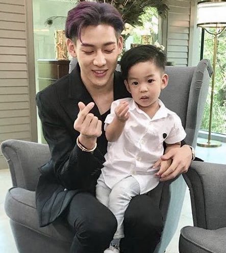 jinyoung and bambam teaching kids how to do the finger heart 🥺💗