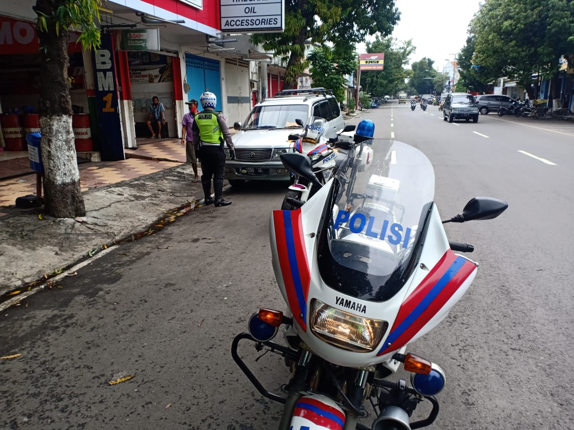 LantasSitubondo's tweet photo. Penertiban parkir yang bukan pada tempatnya di Jl Diponegoro Situbondo.
Ayo tertib berlalu lintas guna cegah laka lantas.
#ntmcpolri
#rtmcjatim 
#JawaTimurBangkit 
#patuhiprotokolkesehatan
@IndahCf2009 https://t.co/KlbxpbGdYV