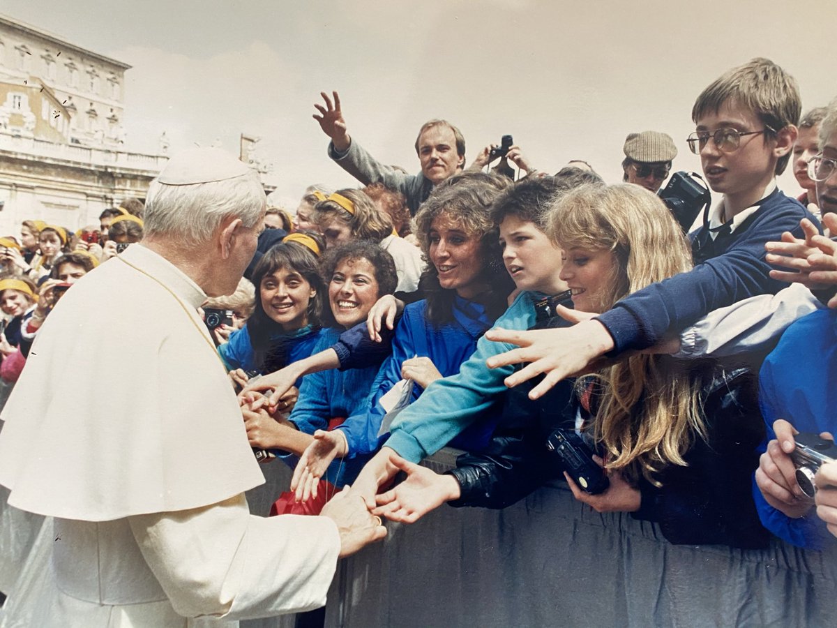 *POPE PIC*POPE PIC*POPE PIC*
It took a global pandemic to start searching but after months and months, I finally found it...
MY PICTURE OF ME SHAKING HANDS WITH THE POPE
<a href="/BBC6Music/">BBC Radio 6 Music</a>