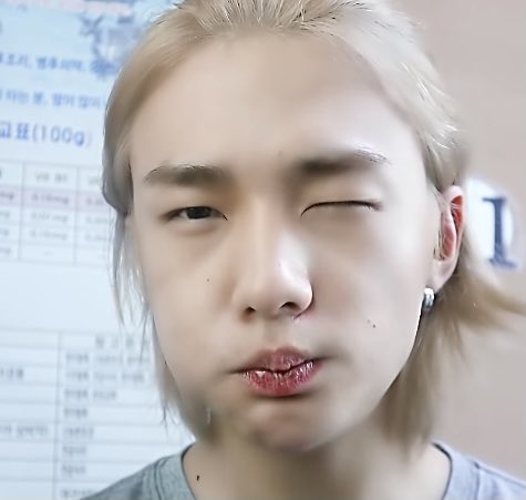 ぽん ヒョンジンの目元のほくろが印象的すぎてこれは盲点だった 世紀の大発見 私でなきゃ見逃しちゃうね ほくろ見つけおじさん T Co Omlzty0e9a Twitter