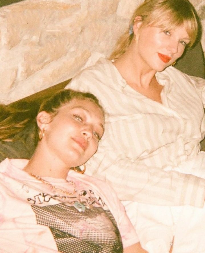stolenstaress13's tweet photo. @GiGiHadid @GigiHadidFan Aww gigi always feeding us with #TAYGI moments 🥺 our two moms https://t.co/UEMhuj1Ba5
