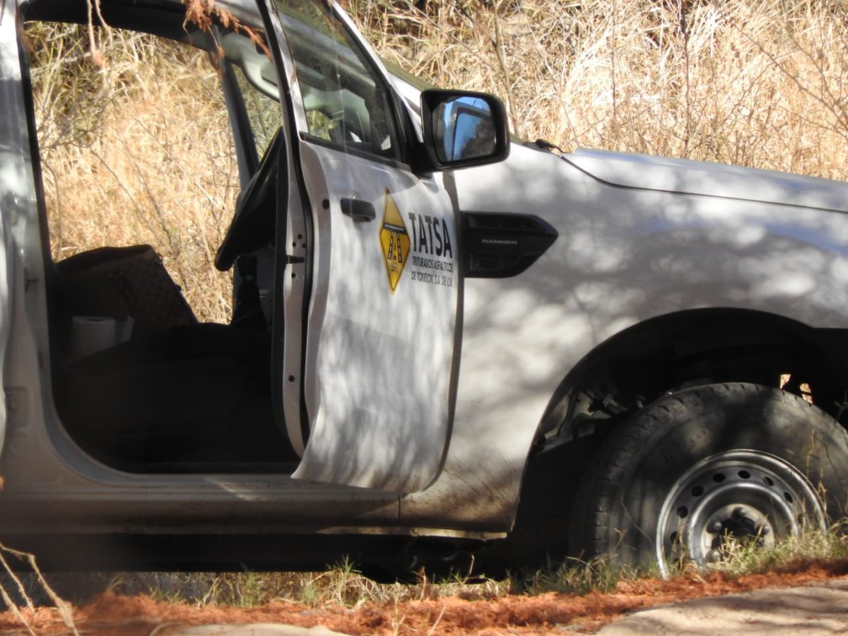 El domingo 17 de enero este hombre y los dos niños de las fotos fueron vistos en el #CañóndeFernández, al parecer el hombre disparaba contra las aves y los niños a latas. Iban a bordo de este vehículo con razón social TATSA. Manifestamos que:
1. El #CañóndeFernández está cerrado