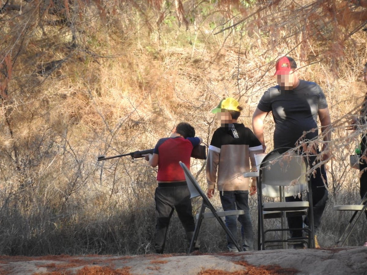 prodenazas's tweet photo. El domingo 17 de enero este hombre y los dos niños de las fotos fueron vistos en el #CañóndeFernández, al parecer el hombre disparaba contra las aves y los niños a latas. Iban a bordo de este vehículo con razón social TATSA. Manifestamos que:
1. El #CañóndeFernández está cerrado https://t.co/xgW2pWHhco