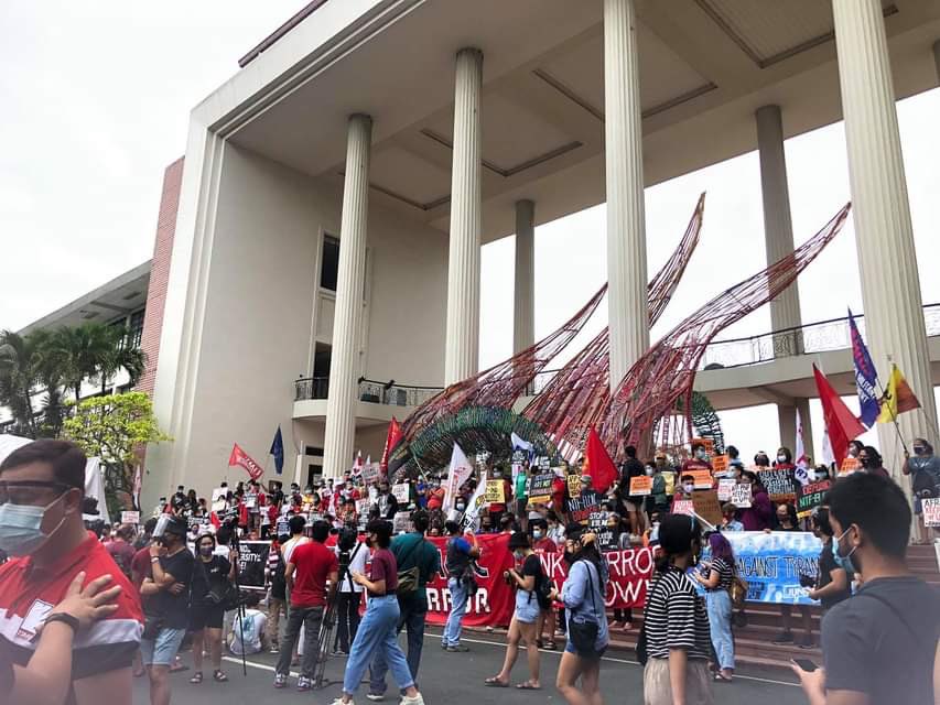 ABRetiro's tweet photo. TIGNAN: Kasalukuyang nagtipon-tipon ang iba't ibang organisasyon at sektor sa UP Diliman upang labanan ang patuloy na pang-aatake ng estado at panghawakan ang UP-DND Accord. 

#DefendUP
#DefendAcademicFreedom 
#NoToCampusMillitarization https://t.co/XgeeeGGb6y