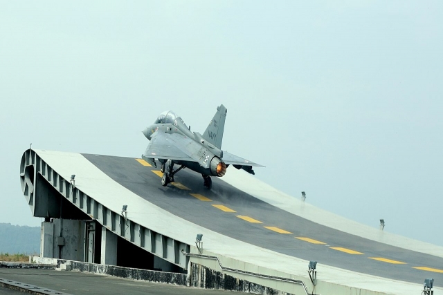 DefenseMirror's tweet image. .@DefenceMinIndia @SpokespersonMoD @IndianNavy #MiG29K #INSVikramaditya #LCATejas #MakeInIndia #AtmanirbharBharat:: Russian Nevsky SBTF Simulator can be used to Test India's Tejas Naval Fighter defenseworld.net/news/28787/Rus…