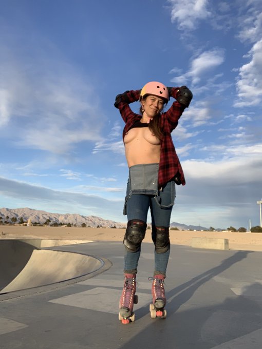 And here we go again a new background photo is here. Less ass more boobs. Retweet that shit!!! https://t