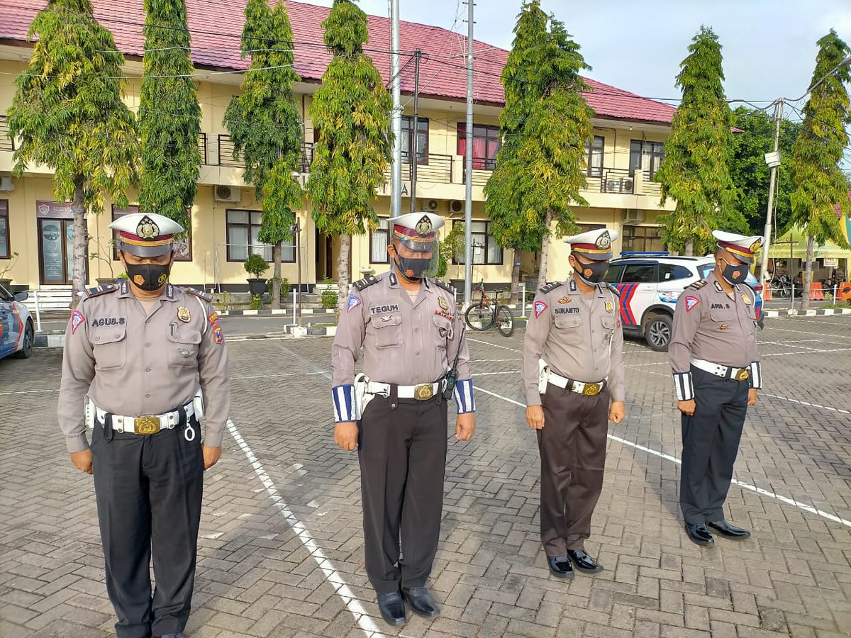 LantasSitubondo's tweet photo. Selasa,19 Januari 2021
Pukul 06.00 wib 
Apel fungsi pagi Satlantas Polres Situbondo dipimpin oleh Kasat Lantas (AKP INDAH CITRA FITRIANI, S.I.K)yang diikuti oleh Seluruh Kanit dan Anggota satlantas.
.
.
#ayojogojatim 
#jawatimurbangkit 
#NTMCLantasPolri 
#rtmcjatim 
@IndahCf2009 https://t.co/CsbgRnKNp6