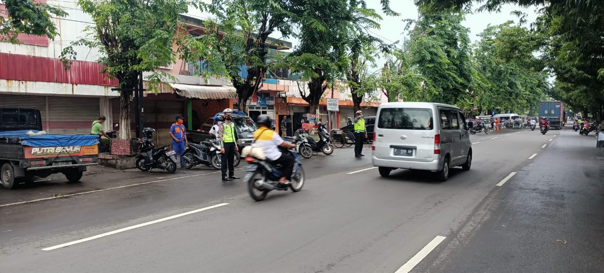 LantasSitubondo's tweet photo. Selasa,19 Januari 2021
Anggota Satlantas Polres Situbondo melaksanakan giat comendwish pagi didepan pasar tradisional Senggol Kel.Ardirjo Kec.Panji Kab.Situbondo.

#JawaTimurBangkit 
#ayojogojawatimur 
#NTMCpolri
#rtmcjatim 
@IndahCf2009 https://t.co/xUnaY8qX3i