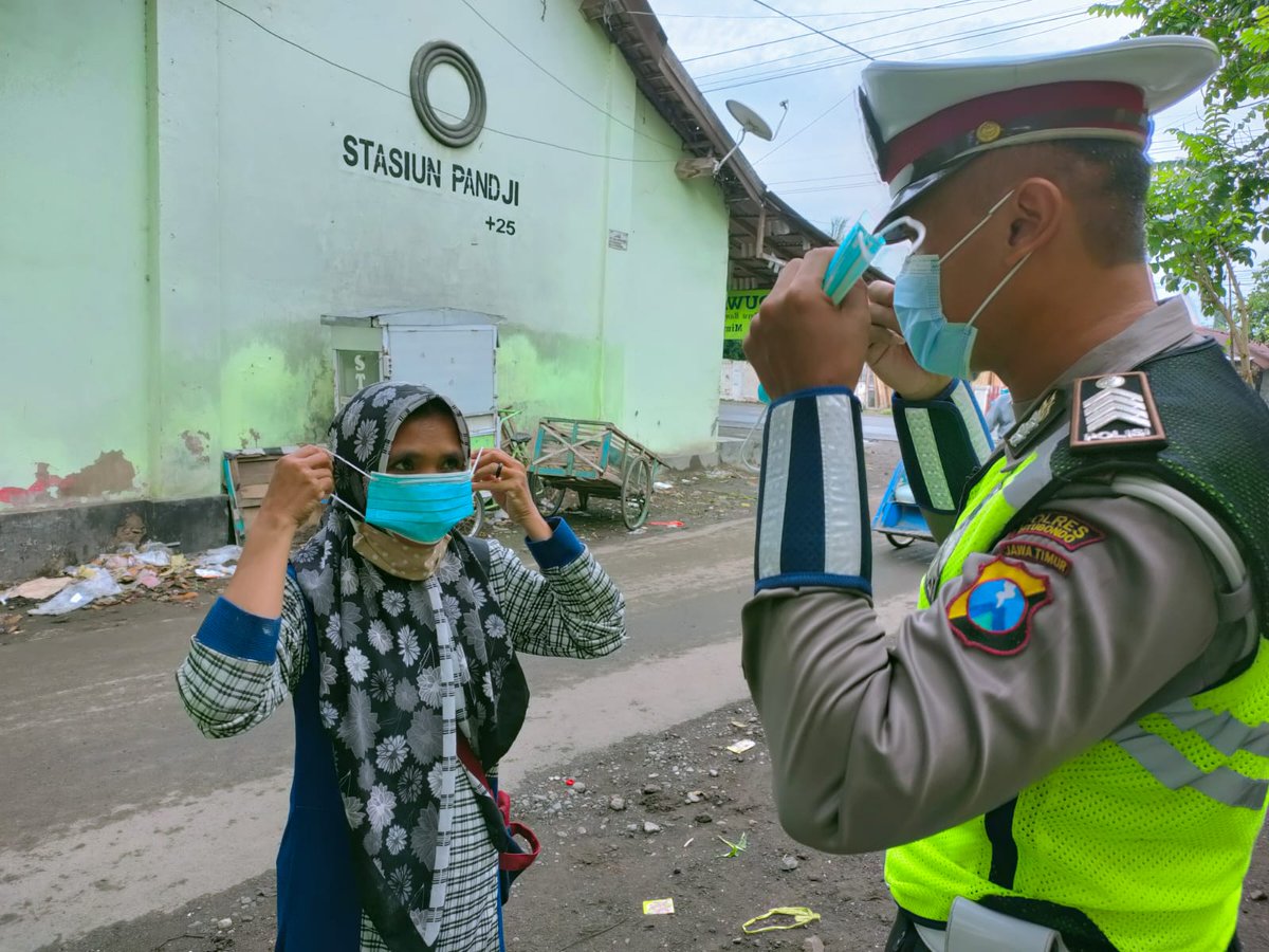 LantasSitubondo's tweet photo. Anggota Satlantas Polres Situbondo .
Selasa,19 Januari 2021. melaksanakan giat pembagian masker di Pasar Tradisional Panji Kec.Panji Kab.Situbondo.

#JawaTimurBangkit 
#ayojogojawatimur 
#NTMCLantasPolri 
#rtmcjatim 
@IndahCf2009 https://t.co/rfnu4MW5Ov