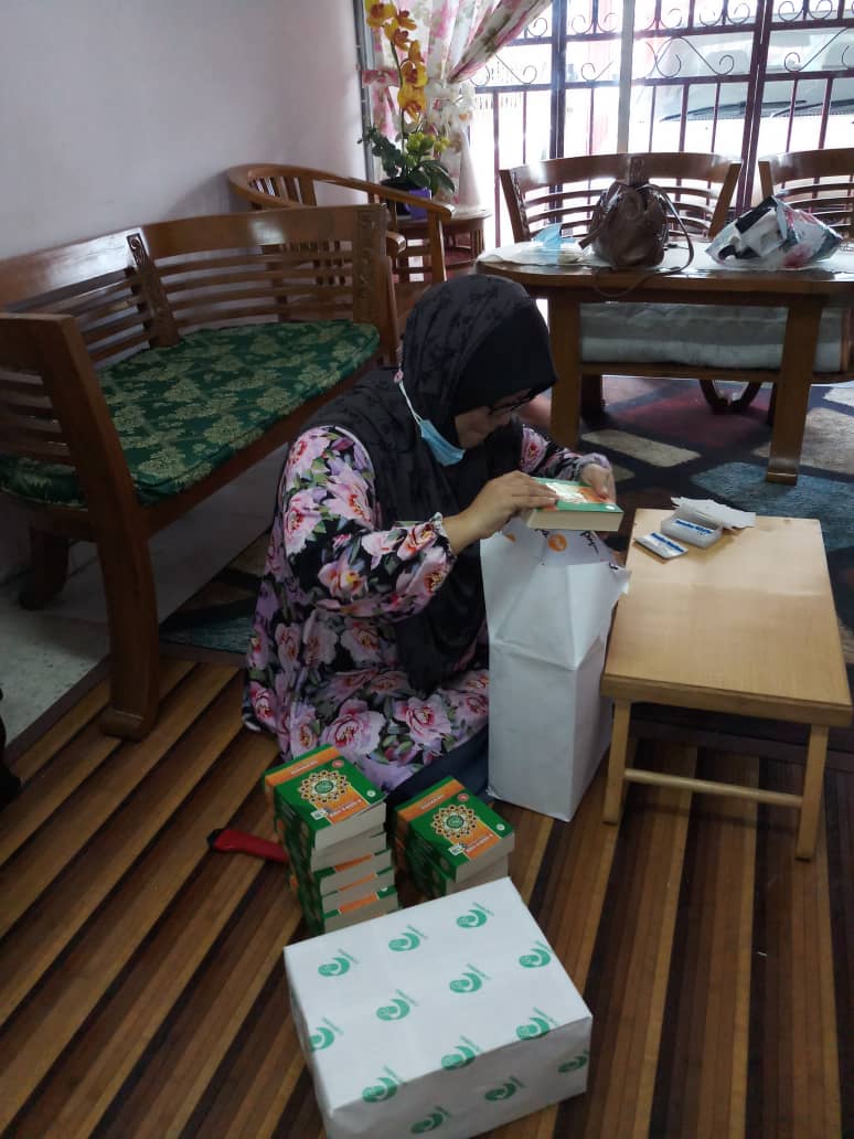 KonsortiumWakaf's tweet photo. Ada yang nak min tuliskan nama mak, ayah , nama sendiri pada Al Quran ini ?

Kalau ada boleh berwakaf dgn 1 naskah dahulu.

Ini link untuk berwakaf.
▶️ https://t.co/CAuL1XAhwe

Tak banyak hanya RM35 sahaja. Akhirat dapat, insyaAllah dunia pun murah rezeki.

#konsortiumwakafquran https://t.co/md9ymGTnpC
