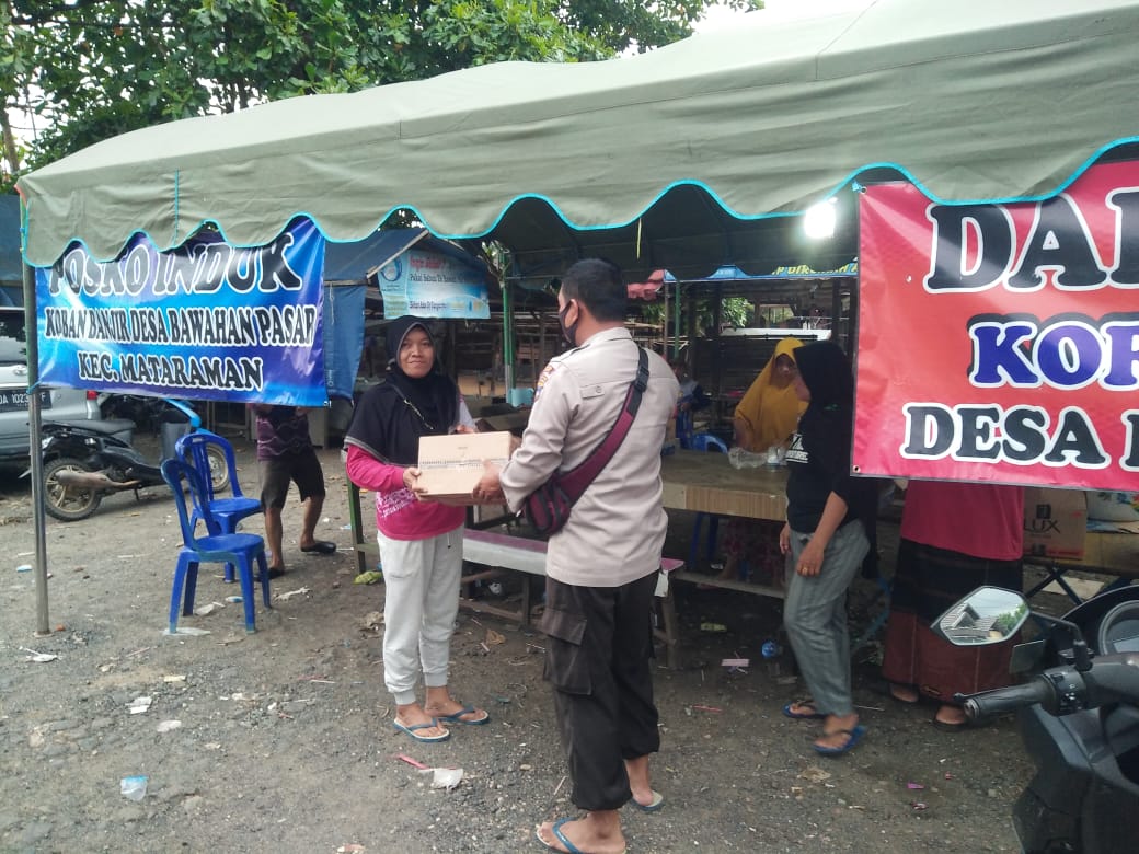 MatramanMbah's tweet photo. Polsek Matraman menyalurkan bantuan kepada warga yang terdampak banjir di wilayah Kecamatan Matraman. https://t.co/YUEFqxVnFW