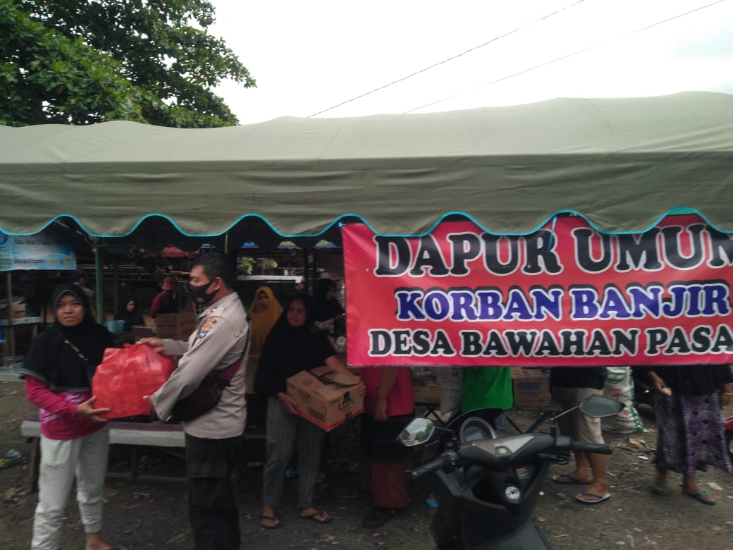 MatramanMbah's tweet photo. Polsek Matraman menyalurkan bantuan kepada warga yang terdampak banjir di wilayah Kecamatan Matraman. https://t.co/YUEFqxVnFW