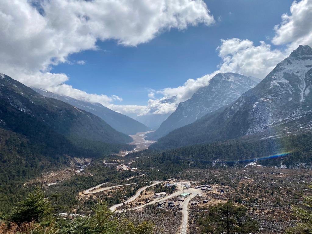 TourismSikkim's tweet photo. Yumthang valley,treasure trove of endless floral species which crisscross all across the lush green carpet.@incredibleindia 
Pic: Bandana chettri https://t.co/QHH0OY8P20