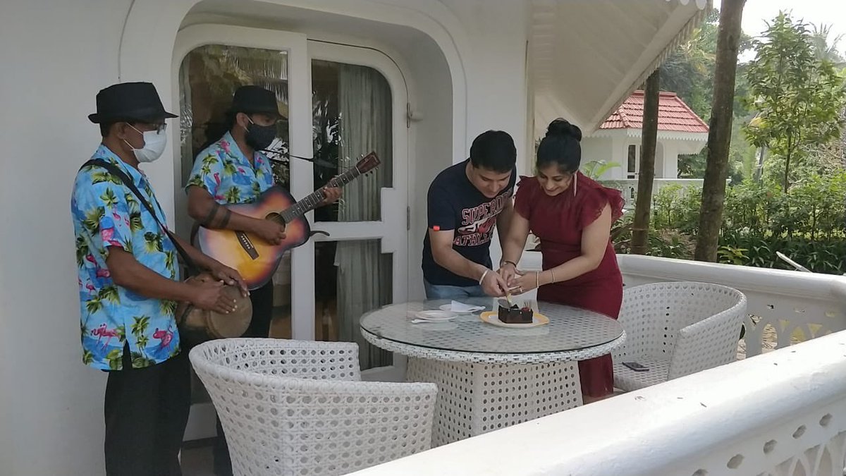 simplystuts's tweet photo. Moreover Abigail got us gifts and made a personalised chocolate cake when I told her I sell surgical robots! I’m forever fan .. we are definitely visiting again🥂 https://t.co/qBLQgxOQEK