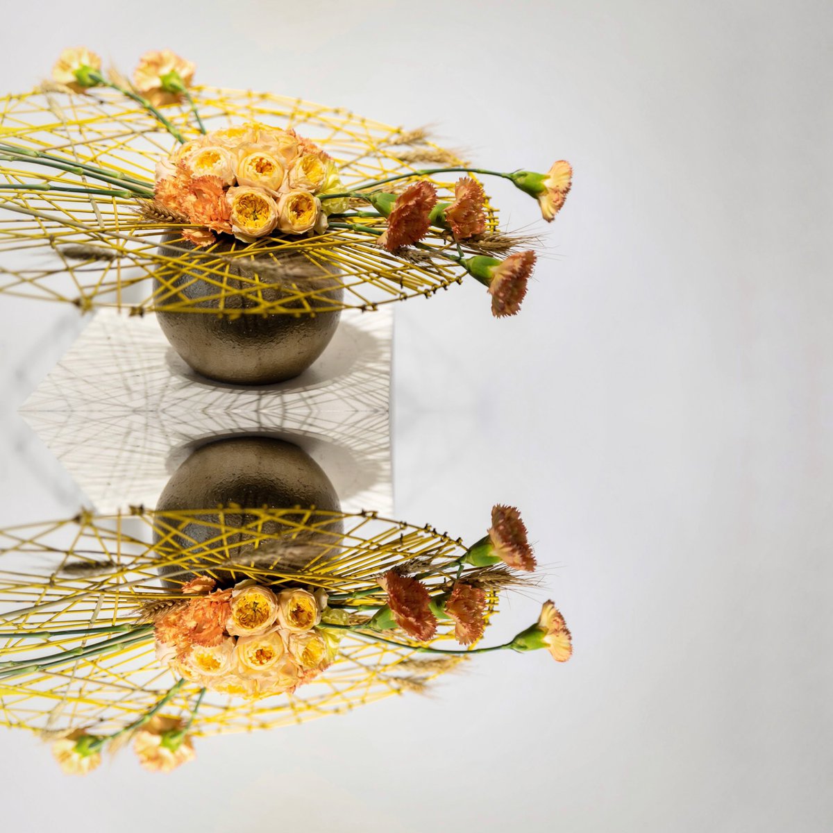 MarkPampling's tweet photo. Sunshine colours .... from days back @cohimflowerschool
#sunshinecolours
#dianthus
#roses
#structuraldesiging
#cohimcourse
#cohim
#flowerschoolbeijing
#floraldesigner #florist #masterflorist #markpampling #floraldesignexpert #reflection
Photo - Cohim https://t.co/p2CZq2hmmf