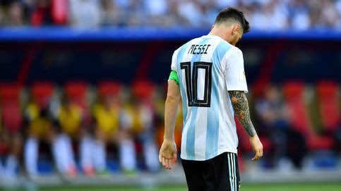 SilverioPlatea1's tweet photo. Será posible que alguien me diga, qué es lo que tanto busca messi en el terreno de juego?
@ESPN_FDJ 
@jotajordi13 
@jpedrerol 
@cristobalsoria 
@quimdomenech 
@Bipolardo 
@aagulla_espn 
@Chelemolina 
@Faitelson_ESPN 
@EduAguirre7 
@JorgeRamosFUT https://t.co/xZBl1c0riL