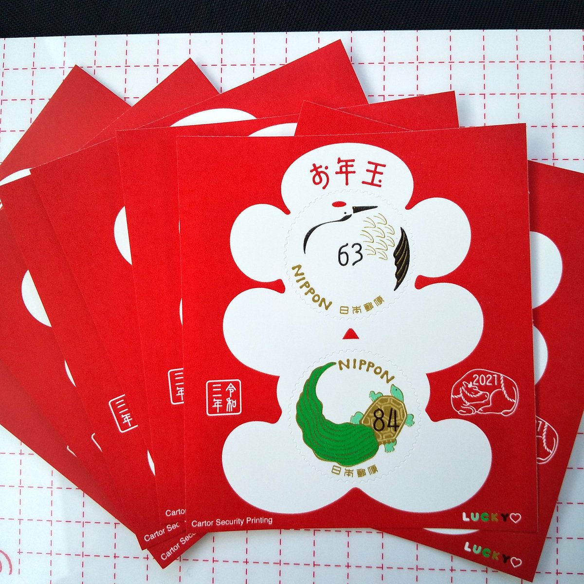 リリー 当たったのでお年玉シートに交換 今年はシール式の鶴亀 大入り袋のデザインがぽすくまのシルエットに見えるのは私だけ 郵便局でぽすくまev郵便車