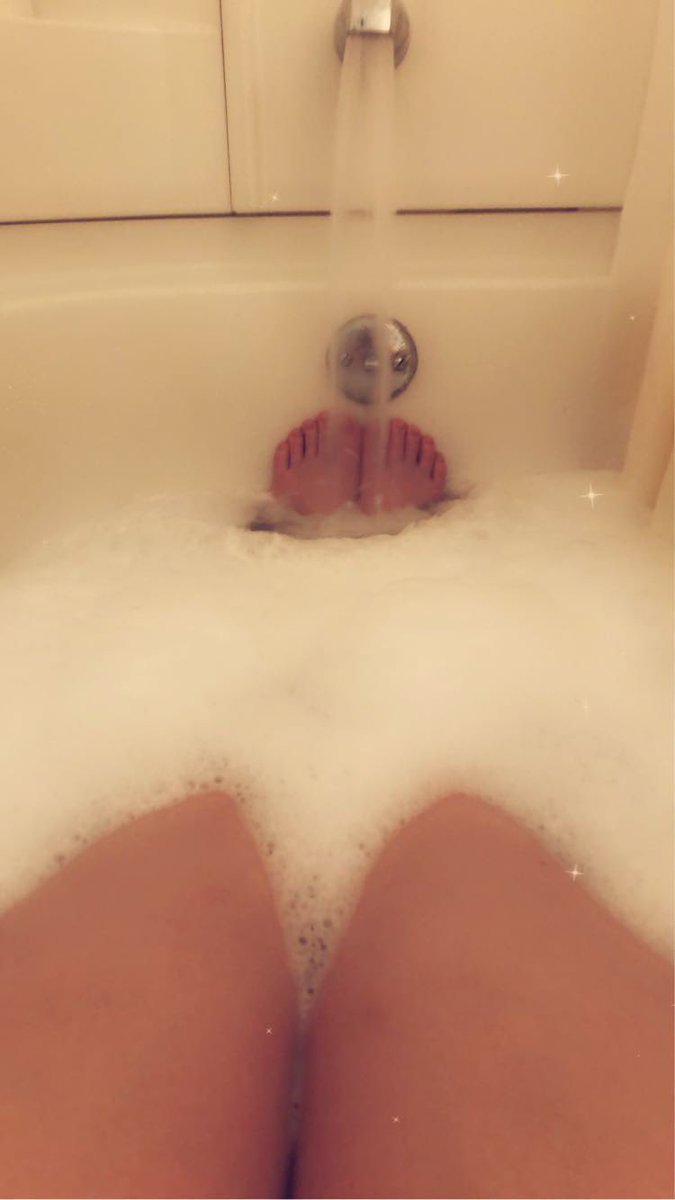 SuttonGen's tweet image. Ending my night with a hot bath and a fat blunt 😘