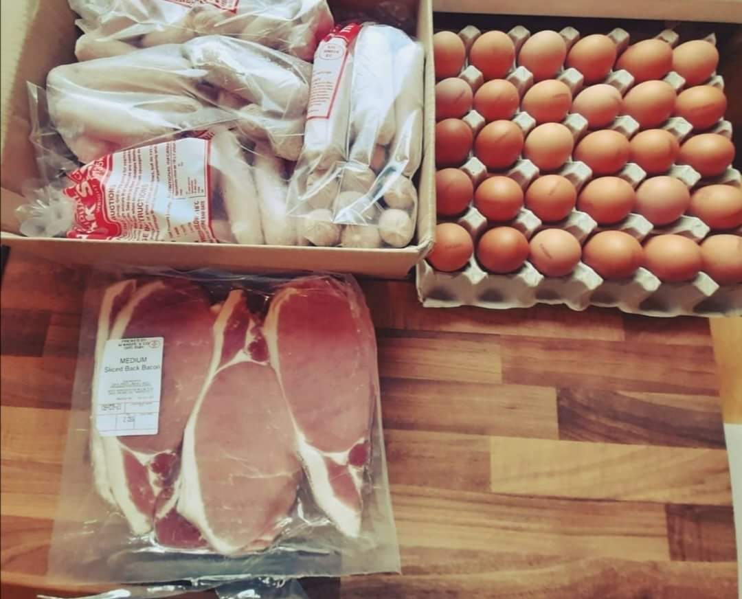 Despite the weather and it being #BlueMonday yesterday, it was great to be back on the road again delivering across #Swansea. 

Thanks to Dros Ben Tân for this pic of their delivery. Looking forward to seeing what you come up with in the kitchen! 😜

shopbaconspecialists.co.uk 🐷