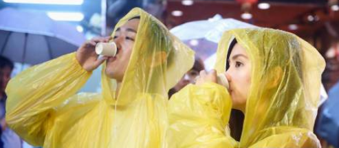 Coffee shops are preparing for #StormChristoph.
Handing out branded rain ponchos are a great way to make people feel grateful and your brand becomes more memorable.
#rainponchos #promoponchos #coffeeshops #raincoat #promotionalitems #promotionalproducts #charitytuesday