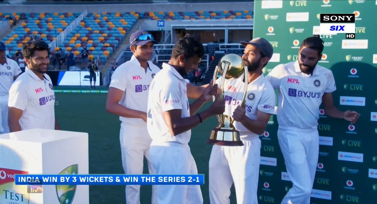 வழிநடத்தியது வென்ற கோப்பையை அறிமுக வீரர்களான நடராஜன் கையில் கொடுத்து சிறப்பு செய்தது,நாதன் லயன் 100 போட்டியையொட்டி அவருக்கு jersey அளித்ததுஎன அனைத்திலும் தனியாக தெரிந்தார்  #AjinkyaRahane. #INDvsAUS  #GabbaBreached  #GabbaTest  #Gabba  @CineversalS  @karthick_45  @Karthicktamil86