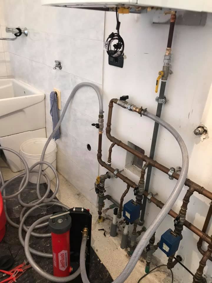 SentinelSol's tweet photo. Un buon lavaggio è la base di ogni buon risanamento: eliminando i detriti si evitano rischi di corrosione e si preserva la vita utile dello scambiatore. Usando #X800, il magnete #JetFlushFilter insieme alla pompa #JetFlushRapid il risultato è garantito. #SentinelSolutions https://t.co/s8XeFS86IQ