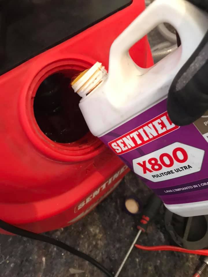 SentinelSol's tweet photo. Un buon lavaggio è la base di ogni buon risanamento: eliminando i detriti si evitano rischi di corrosione e si preserva la vita utile dello scambiatore. Usando #X800, il magnete #JetFlushFilter insieme alla pompa #JetFlushRapid il risultato è garantito. #SentinelSolutions https://t.co/s8XeFS86IQ