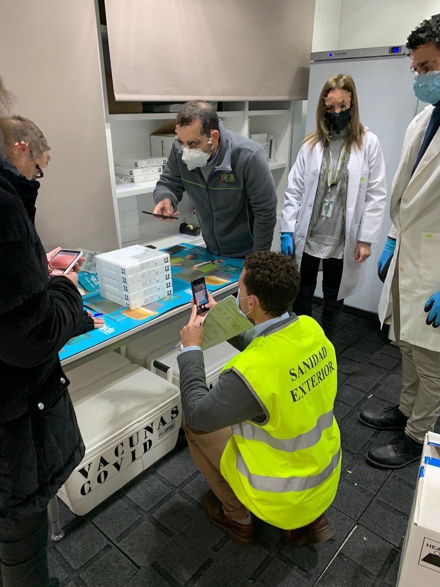 ocvespana's tweet photo. El veterinario @alvar0mata nos manda estas fotos de su participación en la recepción de las vacunas contra la COVID-19 como miembro de Sanidad Exterior de Granada del @sanidadgob. Profesionales sanitarios trabajando juntos bajo un enfoque #OneHealth. https://t.co/2PPFC1DJlR