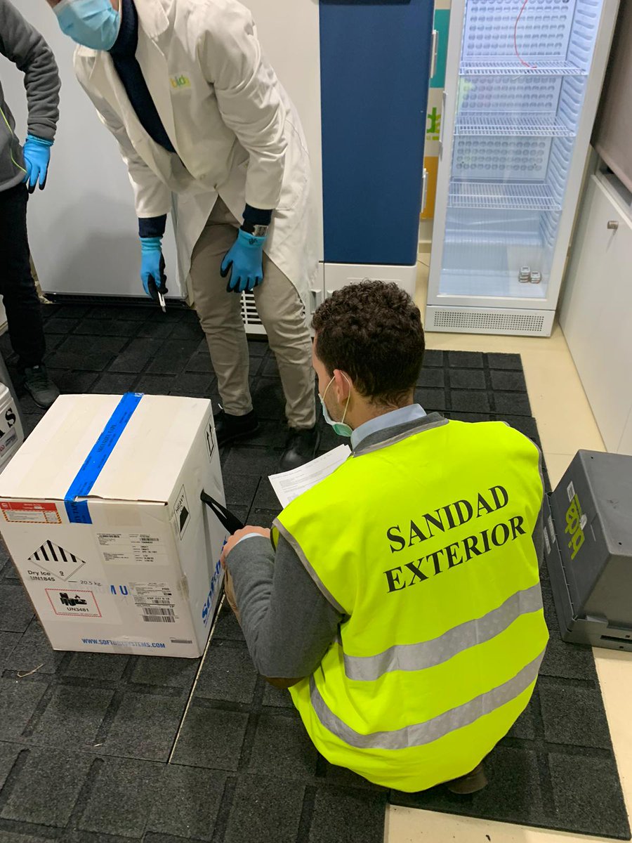 ocvespana's tweet photo. El veterinario @alvar0mata nos manda estas fotos de su participación en la recepción de las vacunas contra la COVID-19 como miembro de Sanidad Exterior de Granada del @sanidadgob. Profesionales sanitarios trabajando juntos bajo un enfoque #OneHealth. https://t.co/2PPFC1DJlR